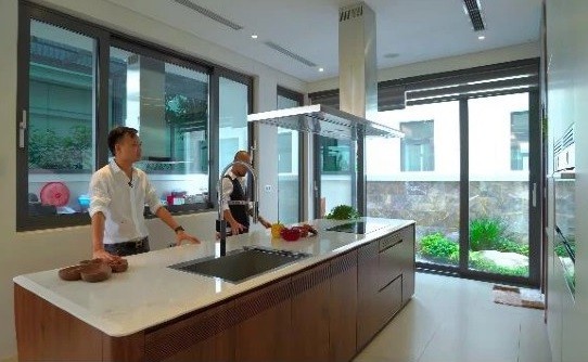 Căn biệt thự “khủng” trị giá 8 triệu USD ở Vinhomes Green Bay: Riêng chi phí nội thất 3 triệu USD, người giúp việc đông hơn thành viên trong gia đình - ảnh 6