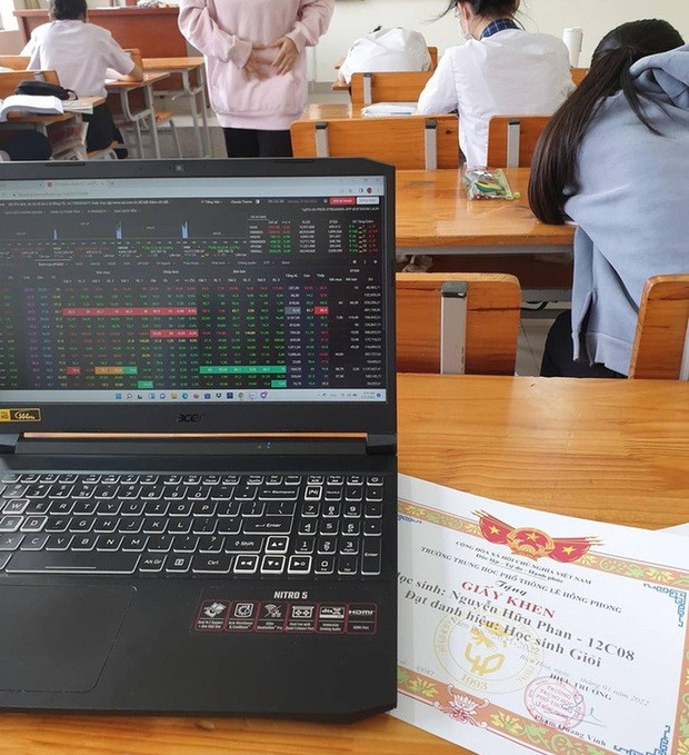 
Nam sinh Nguyễn Hữu Phan chia sẻ bức ảnh đang theo dõi diễn biến thị trường chứng khoán trong giờ giải lao
