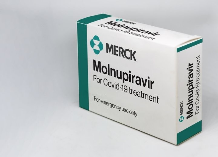 
Thuốc Molnupiravir được sử dụng để điều trị COVID-19 ở mức độ nhẹ đến trung bình đối với người trưởng thành có kết quả xét nghiệm dương tính với SARS-CoV-2
