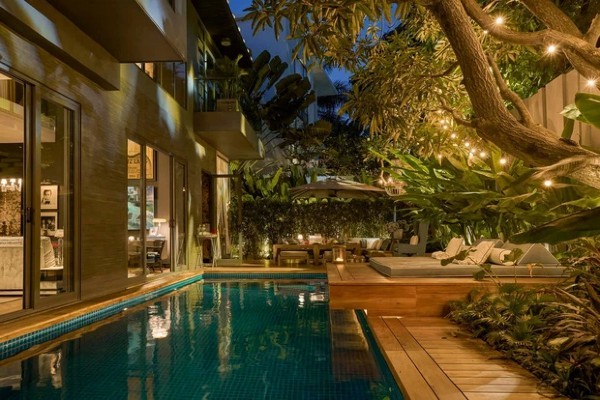 
Trong căn villa này có lẽ bể bơi là khoảng trời “dễ thở” nhất
