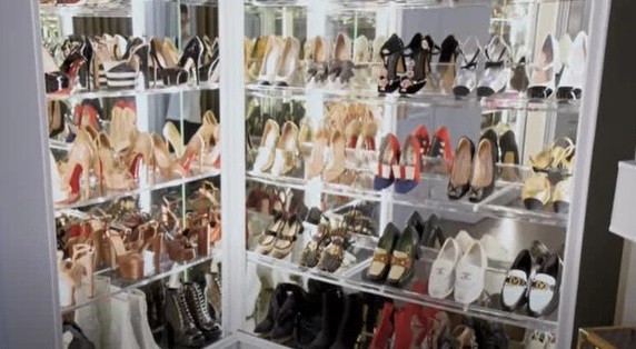 

Bộ sưu tập giày hàng hiệu của nữ chủ nhân.
