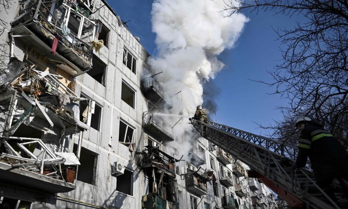 
Một tòa nhà bị tấn công ở thị trấn Chuguiv, miền đông Ukraine ngày 24/2/2022.
