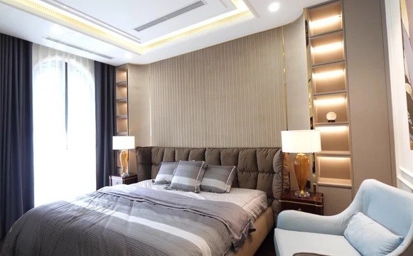 
Phòng ngủ Master có giường King size nằm ở bên trái lối đi cầu thang
