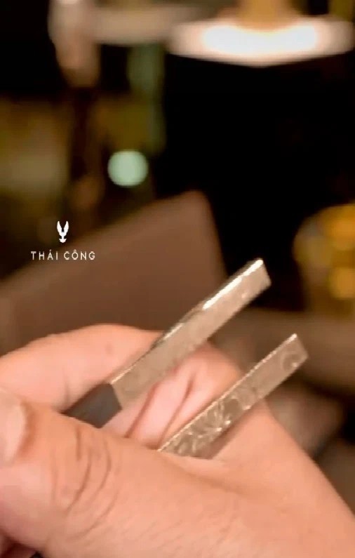 Cận cảnh đôi đũa mun trị giá gần 5 triệu đồng