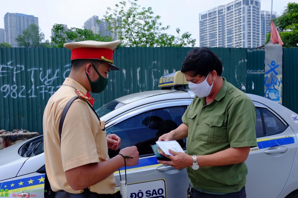 
Người vi phạm giao thông nộp phạt qua hình thức trực tuyến giúp giảm việc đi lại, tiếp xúc trong thời điểm dịch bệnh phức tạp.
