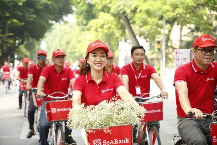 
CEO Lê Thu Thủy tham gia một hoạt động tập thể của SeABank
