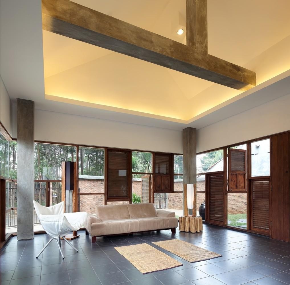 

&nbsp;Toàn bộ không gian phòng khách được phủ lớp trần thạch cao kết hợp với dầm bê tông
