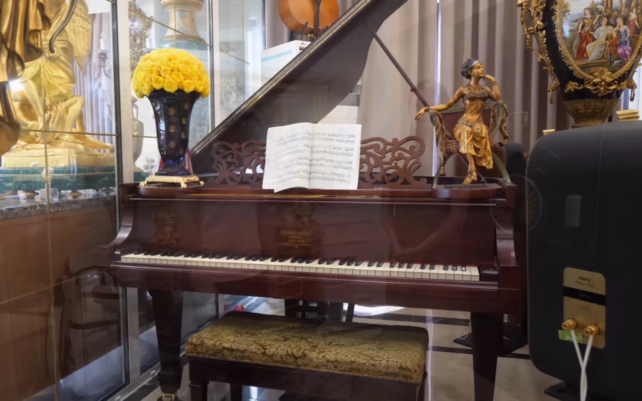 

Chiếc piano giá trị rơi vào khoảng 4 tỷ đồng
