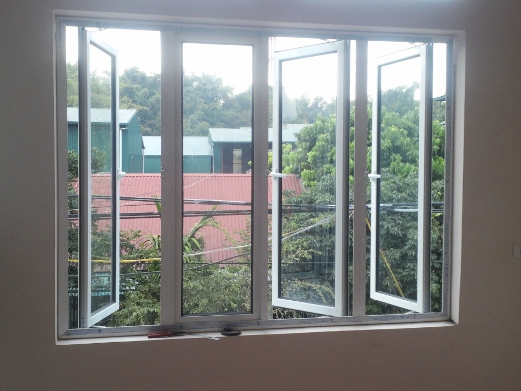 Cửa lớn ở đây chính là cửa ra vào còn cửa nhỏ chính là cửa sổ