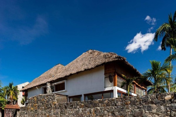
Thiết kế nhà bằng mái lá được xem như giải pháp để chống nóng trong mùa hè và giúp thoát nước trên mái nhà khi gặp mưa lớn kéo dài
