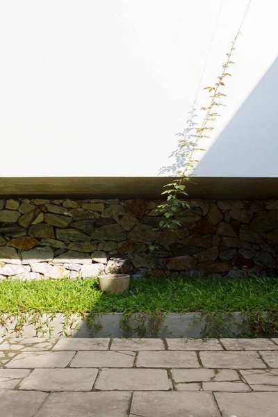 
Phần chân đế bằng đá giúp nâng căn nhà lên cao, tách biệt với nước lũ trong mùa mưa, đảm bảo an toàn cho gia chủ&nbsp;
