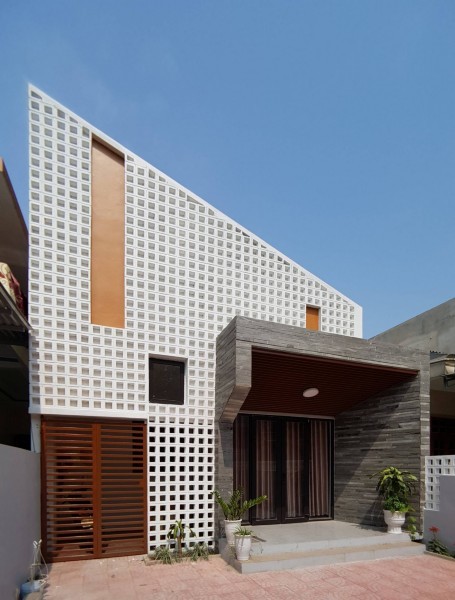 
SO10 House hoàn thiện đã trở thành một trong những căn nhà có thiết kế ấn tượng và vững chãi nhất nhì khu vực Đồng Hới, Quảng Bình
