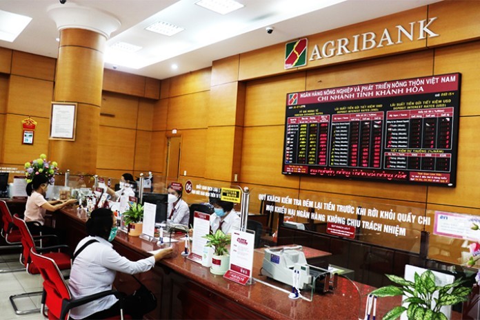 
Agribank là một trong những ngân hàng có sàn giao dịch chứng khoán đầu tiên tại Việt Nam
