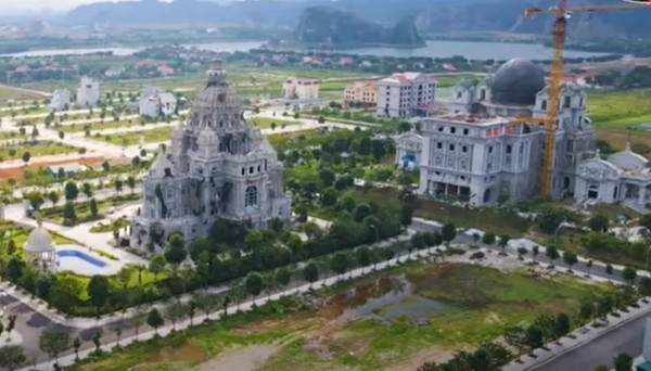 Cảnh sắc nên thơ của vùng đất cố đô Ninh Bình cùng với sự hiện diện của những tòa lâu đài hoành tráng, đồ sộ