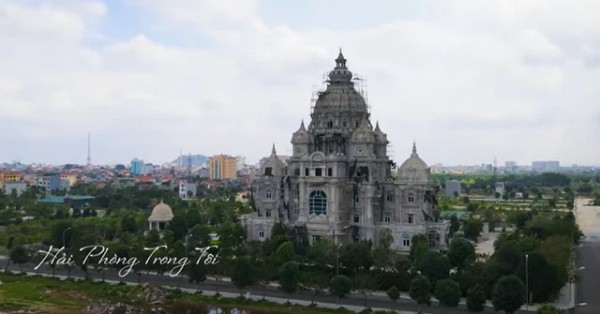Toàn cảnh tòa lâu đài khi nhìn từ xa, dù chưa hoàn thiện nhưng đã thấy được độ hoành tráng. Nguồn ảnh: Hải Phòng trong tôi