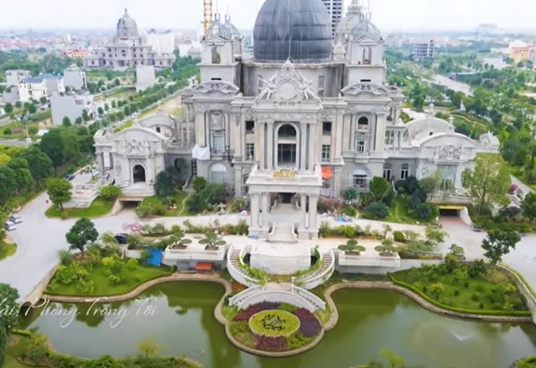 Phía trước là hồ điều hòa rộng lớn, tô điểm và tăng độ hoành tráng cho tòa lâu dài. Nguồn ảnh: Hải Phòng trong tôi