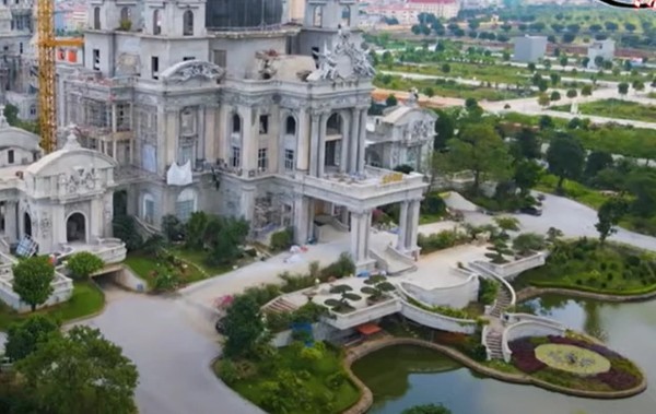 Một trong 5 tòa lâu đài đang trong quá trình hoàn thiện khi nhìn từ cạnh bên. Nguồn ảnh: Hải Phòng trong tôi