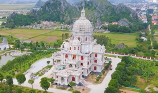 Xunh quanh tòa lâu đài đang được trồng nhiều cây xanh, giúp cho tòa lâu đài thêm đẹp hơn