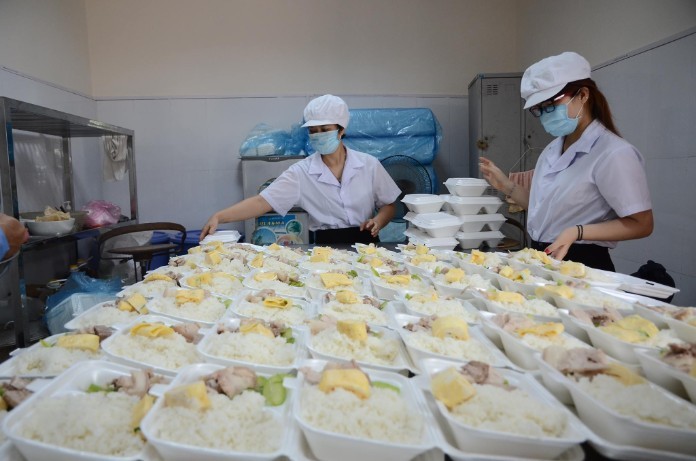 Phát cơm từ thiện cho các bệnh nhân tại bệnh viện Ung Bướu Trung Ương