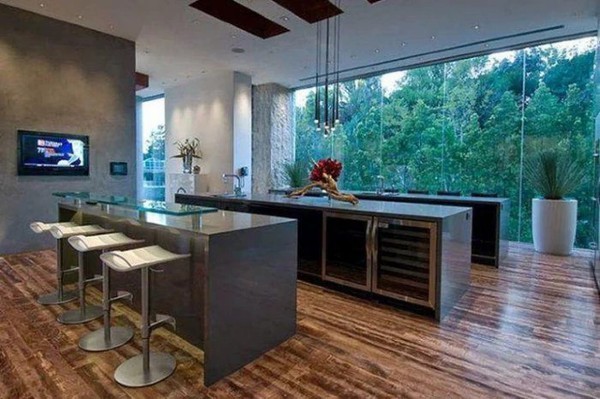 
Phòng bếp rộng lớn, có tường bằng kính giúp người bên trong nhà dễ dàng nhìn ra khu vườn xanh mát bên ngoài. Nguồn ảnh: Archute.com

