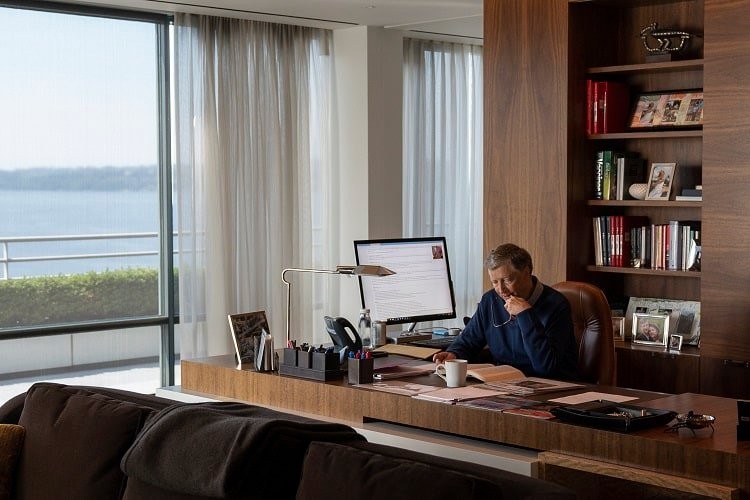 
Bill Gates đọc sách trong thư phòng. Ảnh: Netflix.

