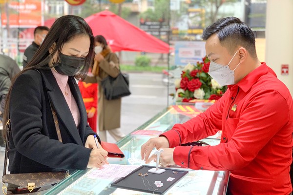 
Giá vàng hôm nay tăng mạnh trong phiên giao dịch cuối tuần
