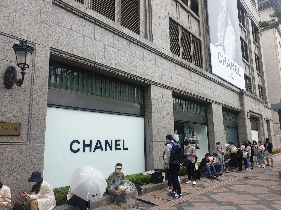 
&nbsp;Hàng dài người xếp hàng trước cửa Chanel trước khi bộ sưu tập mới ra mắt

