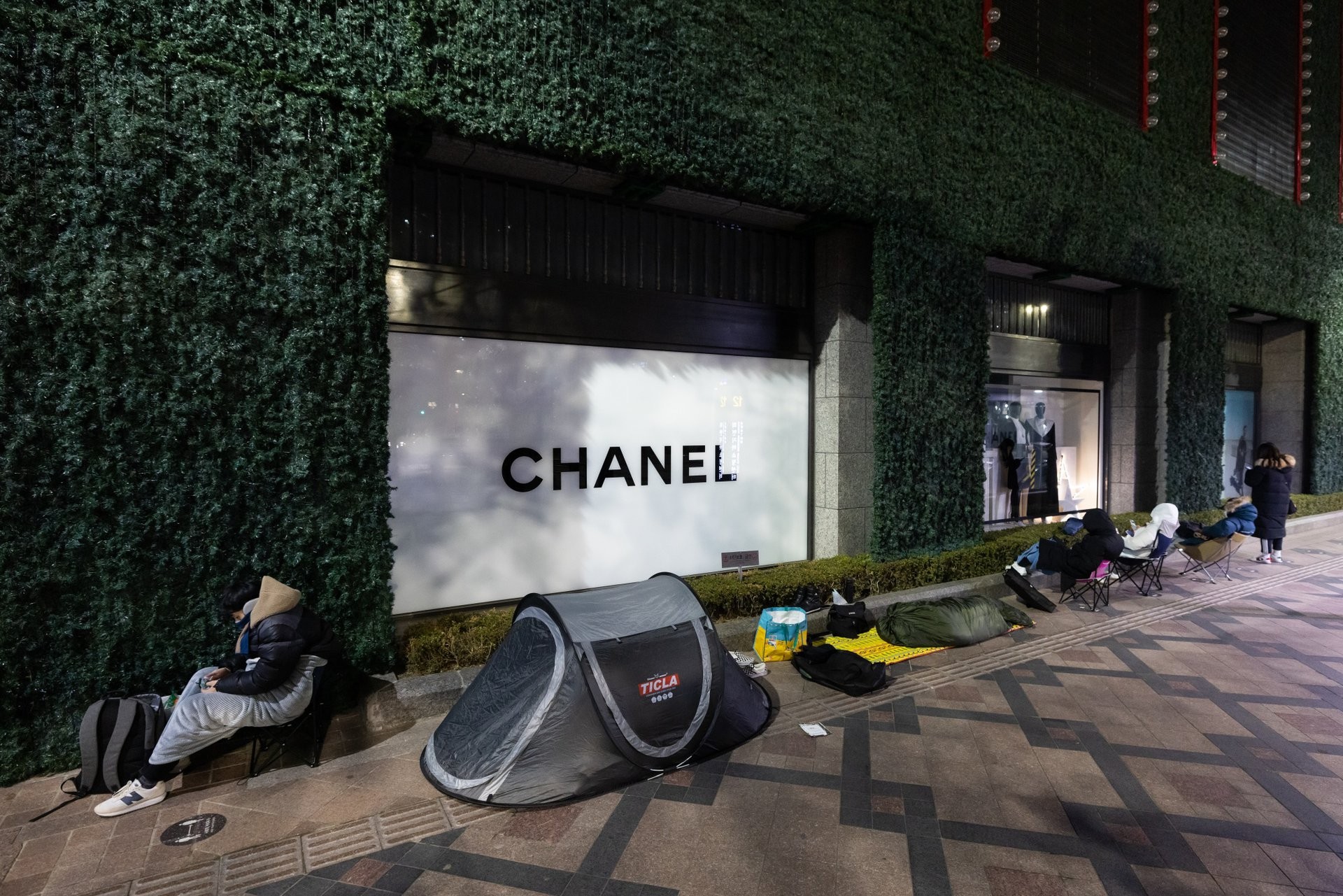 
Người tiêu dùng cắm trại tại Chanel từ 3, 4 giờ sáng
