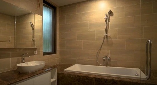 
Phòng tắm rộng rãi, hiện đại với đầy đủ tiện nghi
