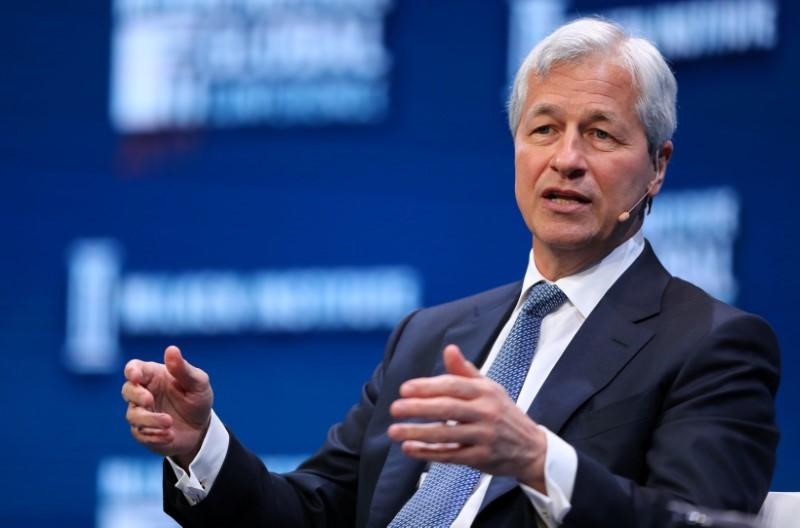 

Jamie Dimon sinh ngày 13/3/1956, ông là một tỷ phú, chủ tịch kiêm CEO của JPMorgan Chase - ngân hàng thương mại lớn nhất tại nước Mỹ có tài sản lên đến 2.600 tỷ USD
