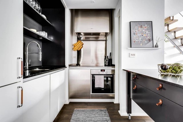 
Không gian bếp nấu đầy tiện nghi nổi bật với gam màu trắng - đen
