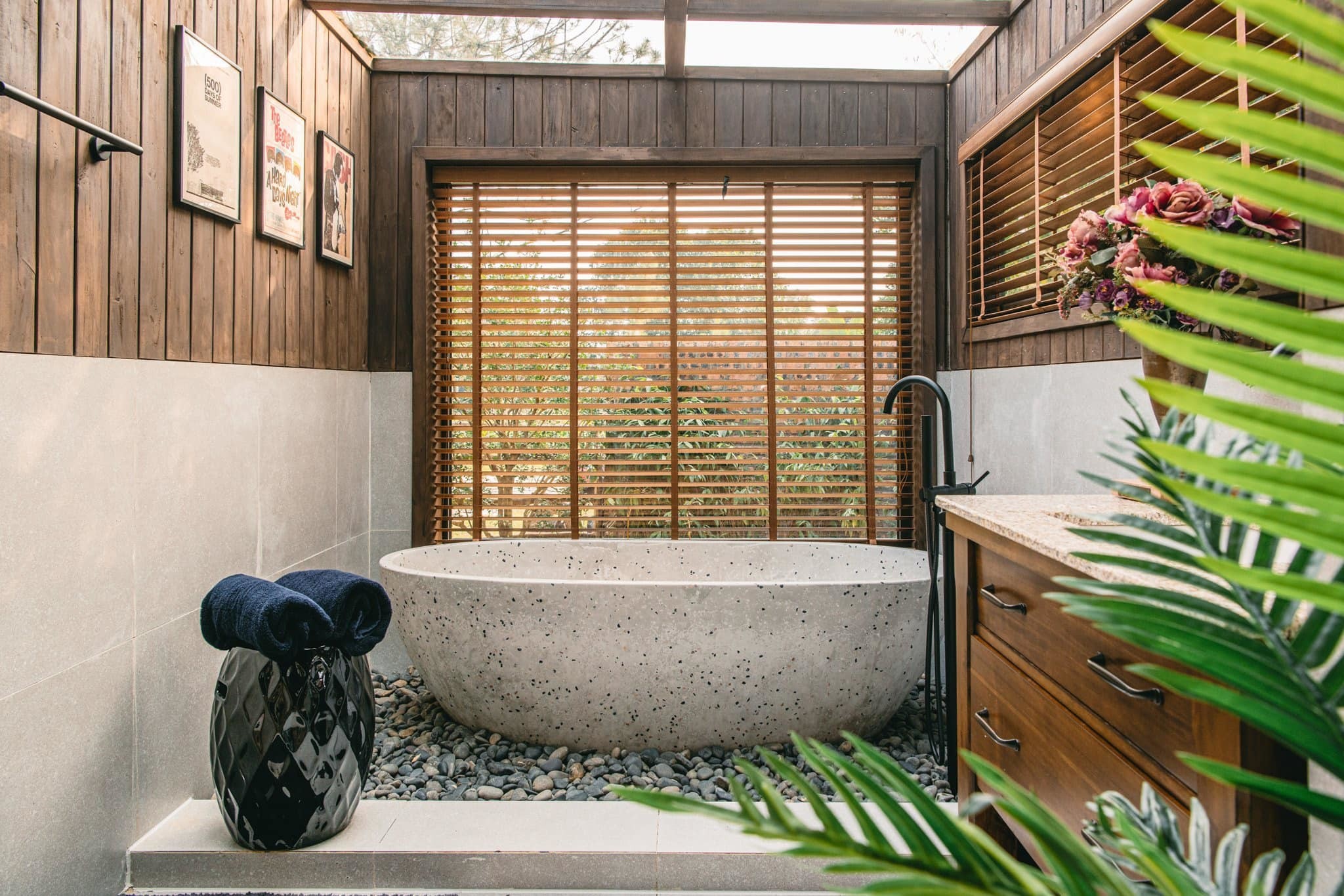 
Trong phòng tắm có sự xuất hiện của cây xanh, giúp cho gian phòng thêm gần gũi với thiên nhiên hơn
