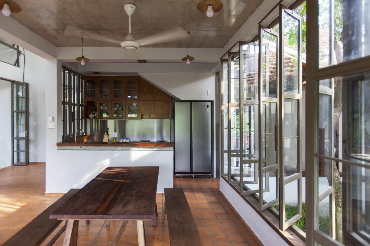 

Phòng bếp nhỏ tiện dụng với gam màu gỗ làm chủ đạo
