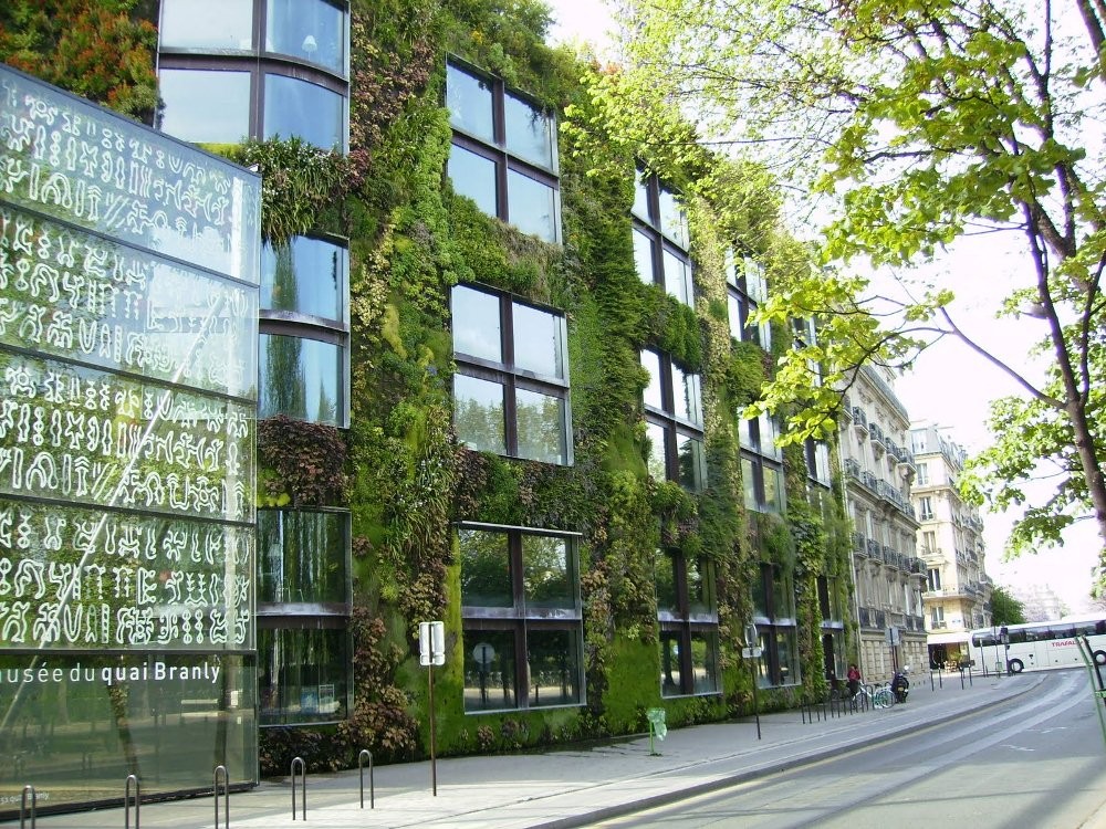 
Vừa có vật liệu cách nhiệt, vừa có thảm thực vật xanh mát giúp cho không gian bên trong tòa nhà luôn được mát mẻ&nbsp;
