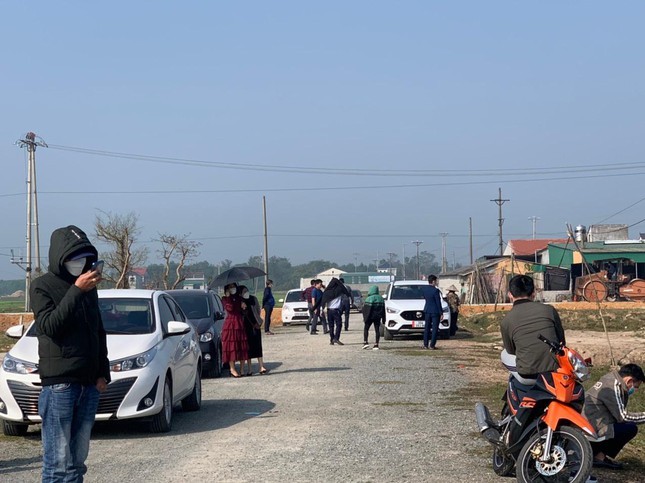 
"Cò đất" ùn ùn đổ về vùng quê vào cuối tháng để xem đất sau khi có thông tin dự án
