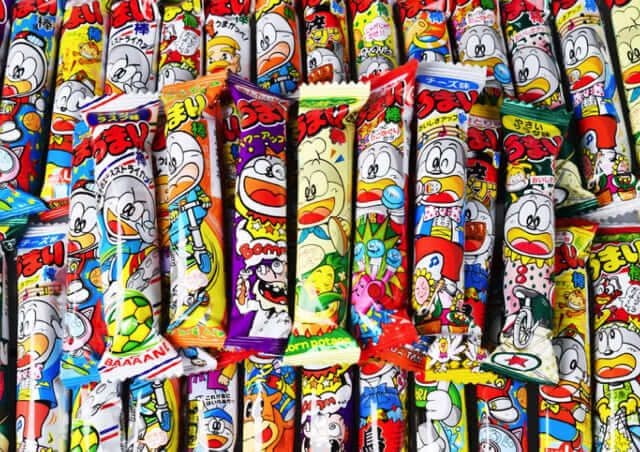 
Umaibo - biểu tượng của tuổi thơ, gợi lại ký ức về những cửa hàng bán bánh kẹo nhỏ trong những con phố.
