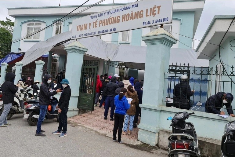 
Người dân tập trung đông tại trạm y tế phường Hoàng Liệt (quận Hoàng Mai, Hà Nội) để làm thủ tục xác nhận F0.

