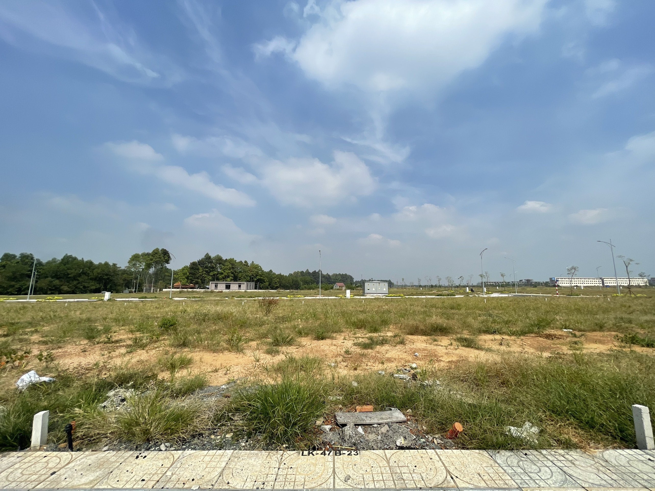 

Dự án Gem Sky World gần sân bay Long Thành được rao bán rầm rộ với giá 5 tỷ/căn trong khi thực tế chỉ là khu đất trống.

