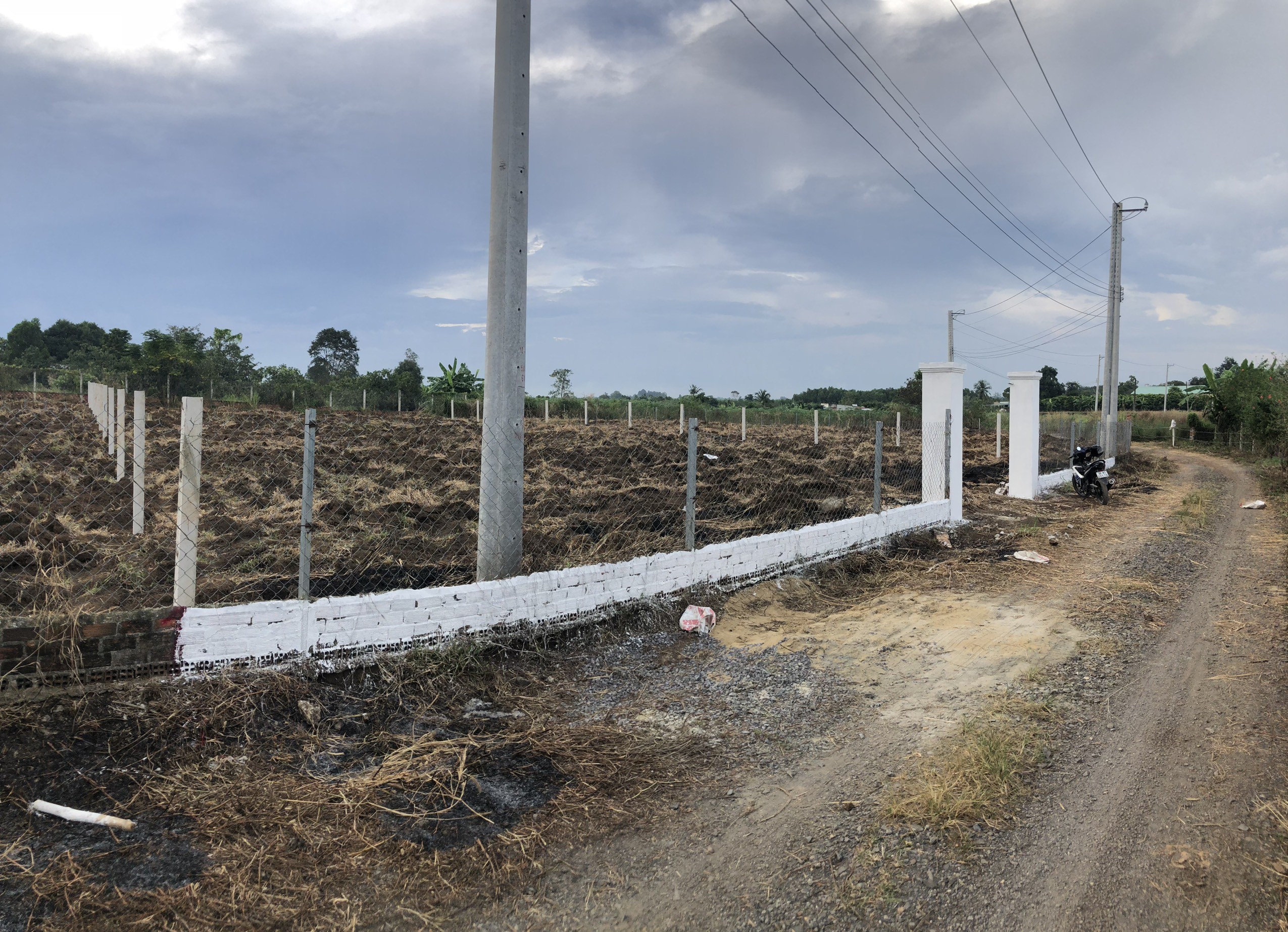 

Sau khi dự án sân bay thi công, mảnh đất hoang hoá rộng 1185m2 ở xã Bình An, huyện Long Thành cũng được quây rào và rao bán với giá 3,6 tỷ đồng.


