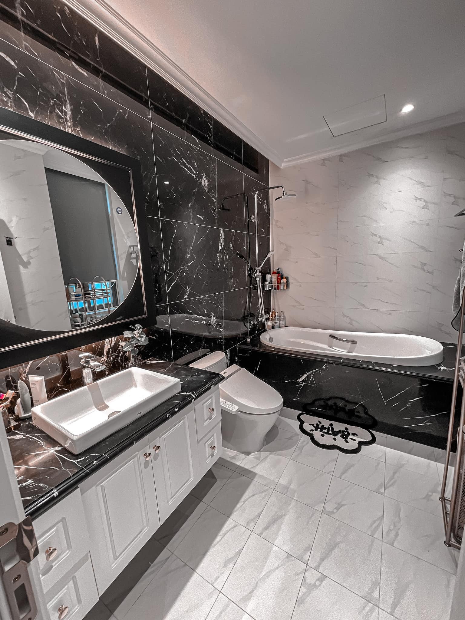 
Phòng tắm có gam màu trắng và xám, gam màu chung tổng thể của ngôi nhà. Đá ốp lát được sử dụng mang đến sự sạch sẽ, đơn giản nhưng sang trọng cho không gian này.
