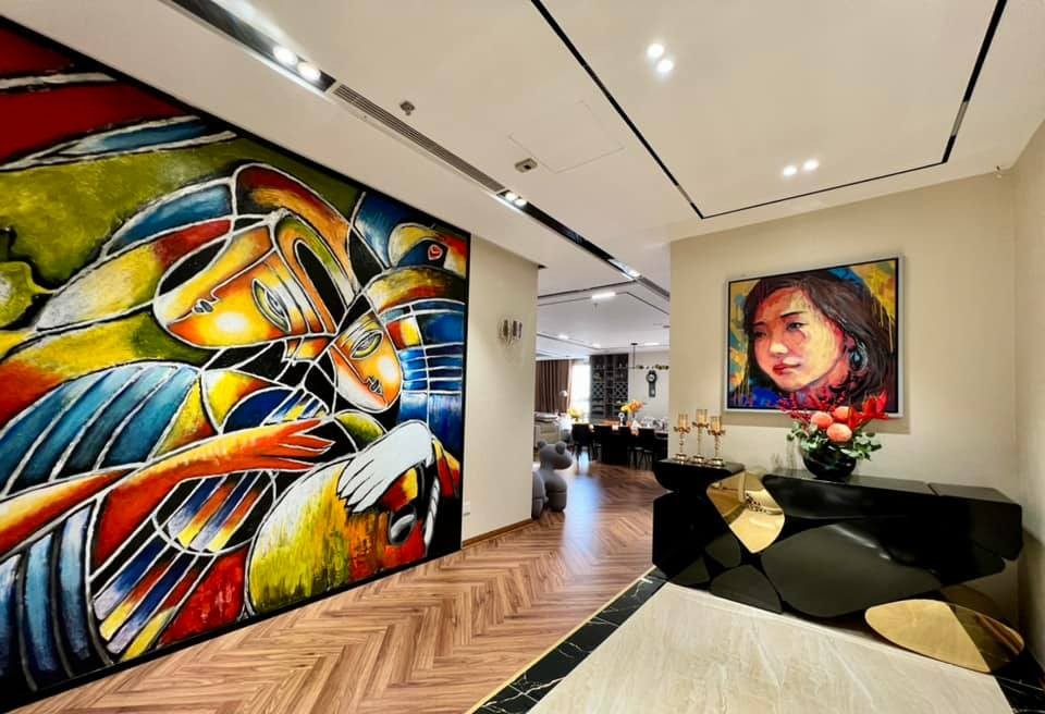 
Không gian ở giống như một gallery nghệ thuật với bức tranh trìu tượng lớn trên tường cùng tranh chân dung của nữ chủ nhân ngôi nhà. Ánh sáng được bố trí rất hợp lý.
