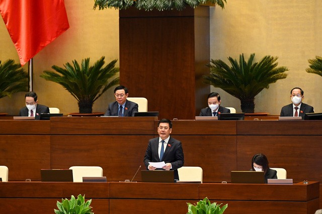 
Bộ trưởng Nguyễn Hồng Diên trả lời chất vấn.
