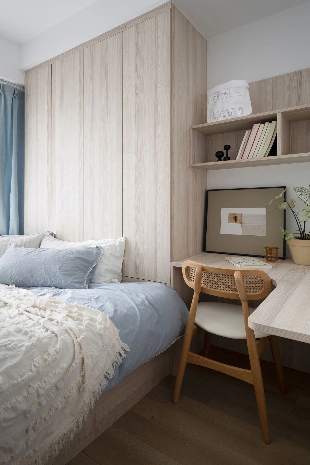 
Phòng ngủ phụ kết hợp với không gian làm việc tại nhà của gia chủ
