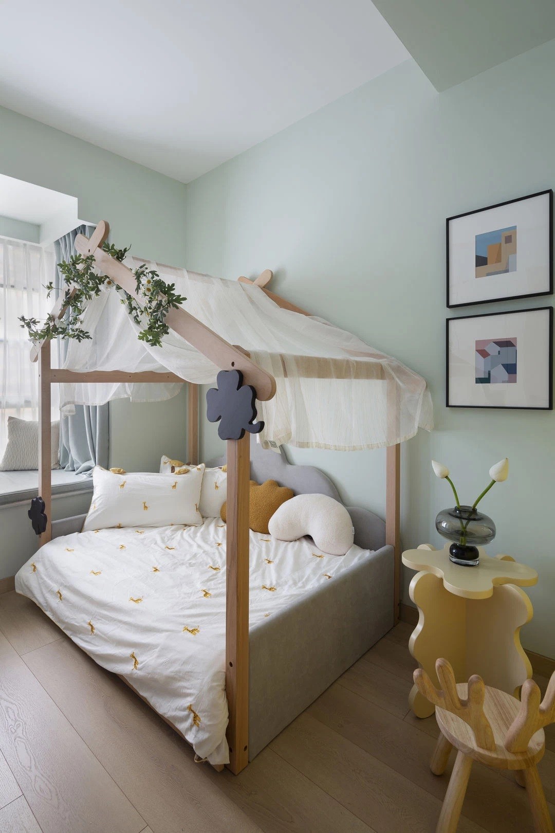 
Phòng ngủ của bé được sử dụng gam màu xanh bạc và và vàng tươi làm màu chủ đạo, mang đến cảm giác tươi mát, đầy sức sống cho căn phòng
