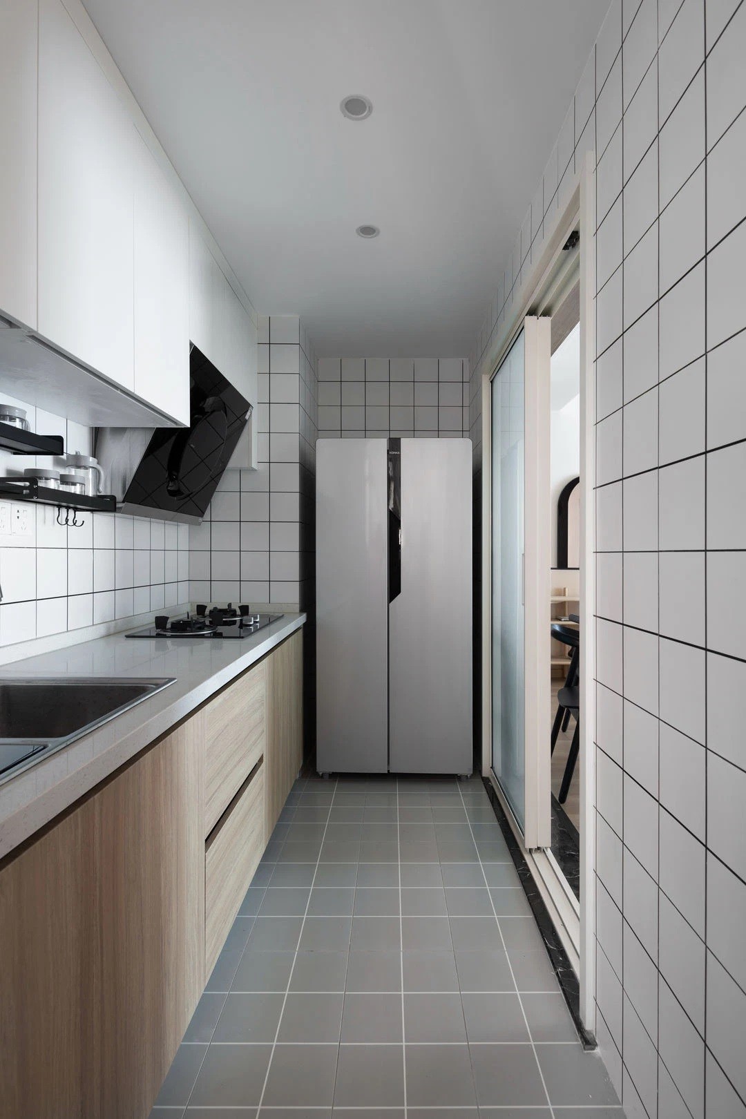 
Căn bếp nhỏ gọn được bố trí đầy đủ tiện nghi được sắp xếp gọn gàng, ngăn nắp nhờ hệ tủ treo tường
