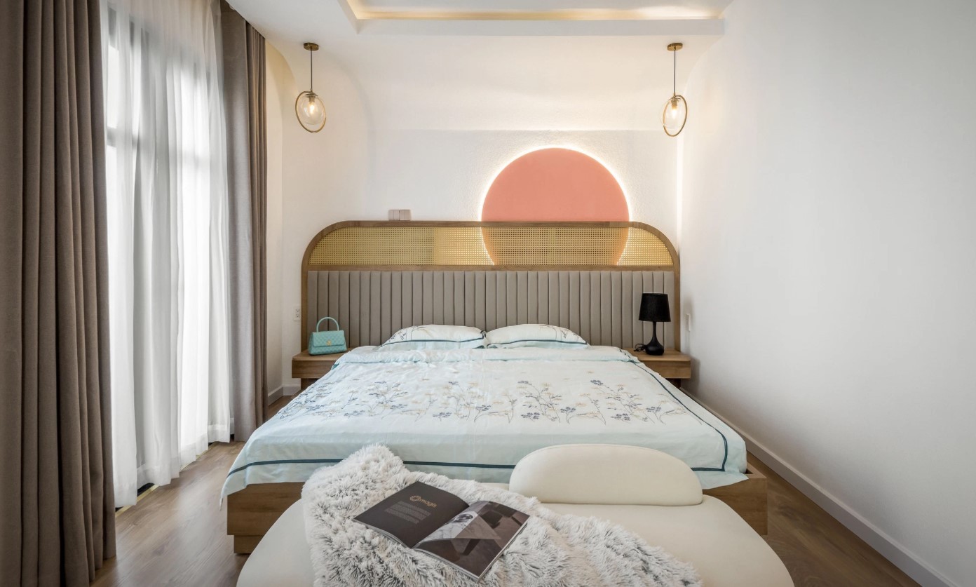 
Phòng ngủ được thiết kế theo phong cách hiện đại, được bố trí đầy đủ các đồ dùng tiện nghi hợp lý

