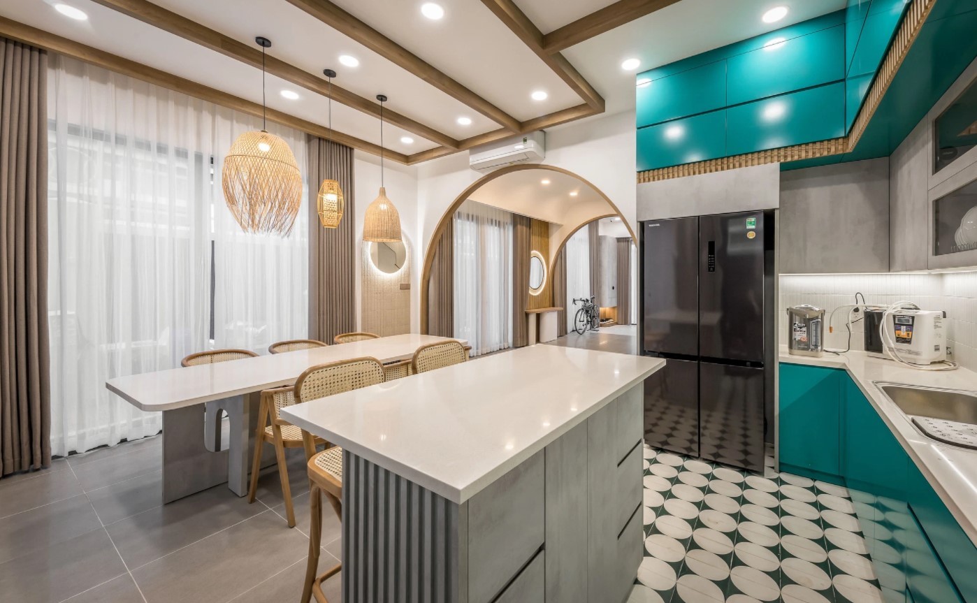 
Không gian phòng bếp hiện đại, nổi bật nhờ trang trí bằng màu xanh cổ vịt
