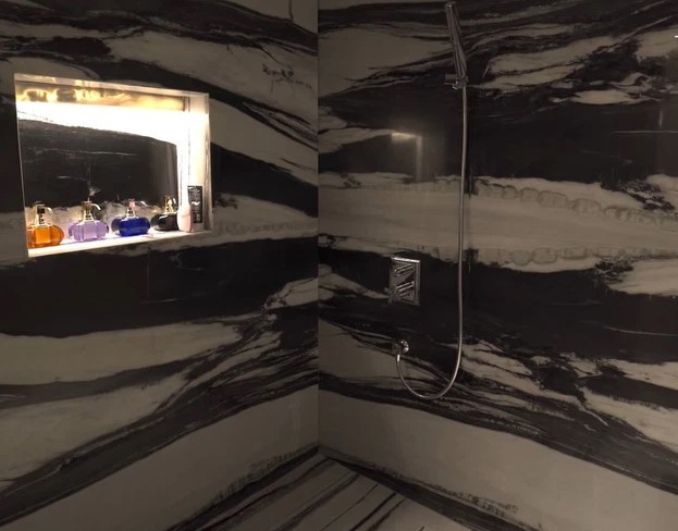 
Phòng tắm đứng rộng rãi được lát đá tối màu
