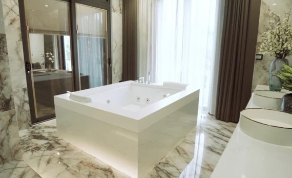
Bồn tắm rộng rãi màu trắng được đặt giữa gian phòng tắm

