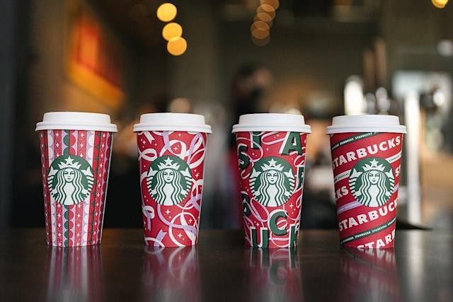 
&nbsp;Những chiếc cốc giấy chủ đề giáng sinh của Starbucks.
